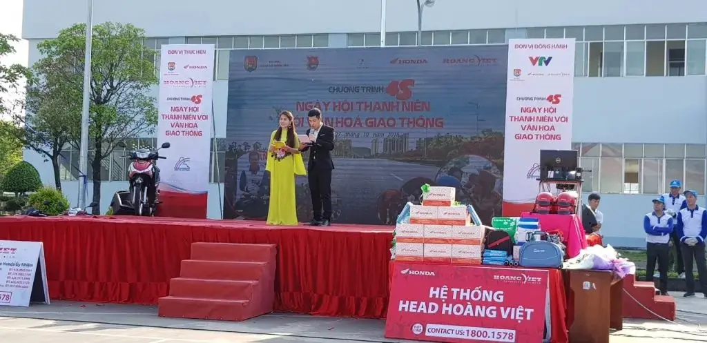 Loo mặc áo dài vàng dẫn chương trình trên sân khấu ngày hội thanh niên với văn hóa giao thông