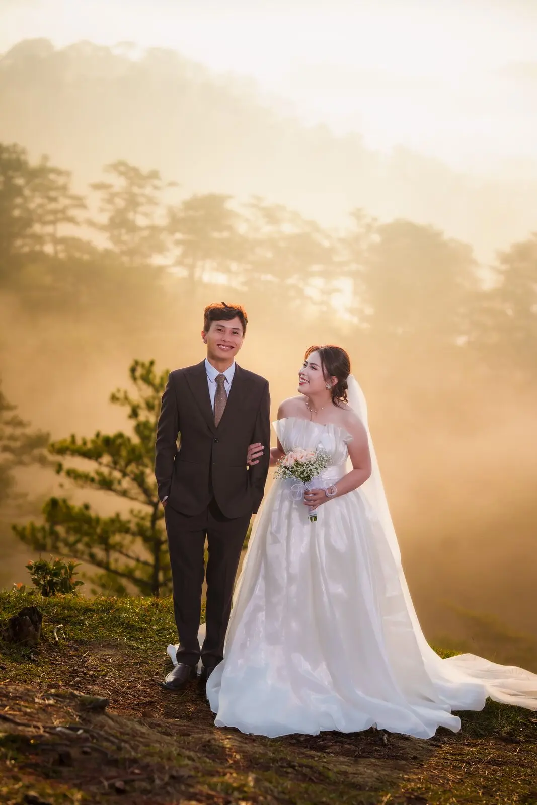 Hai đứa trong rừng thông nắng sớm