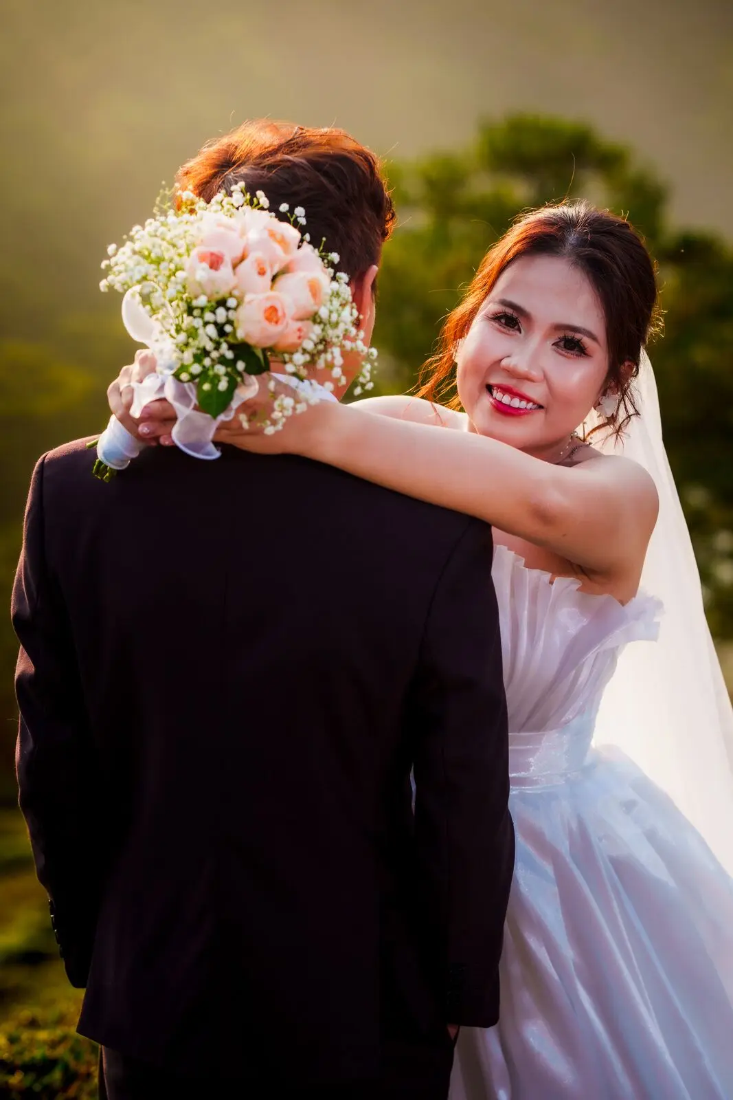 Loo ôm Boo, tay cầm bó hoa cưới