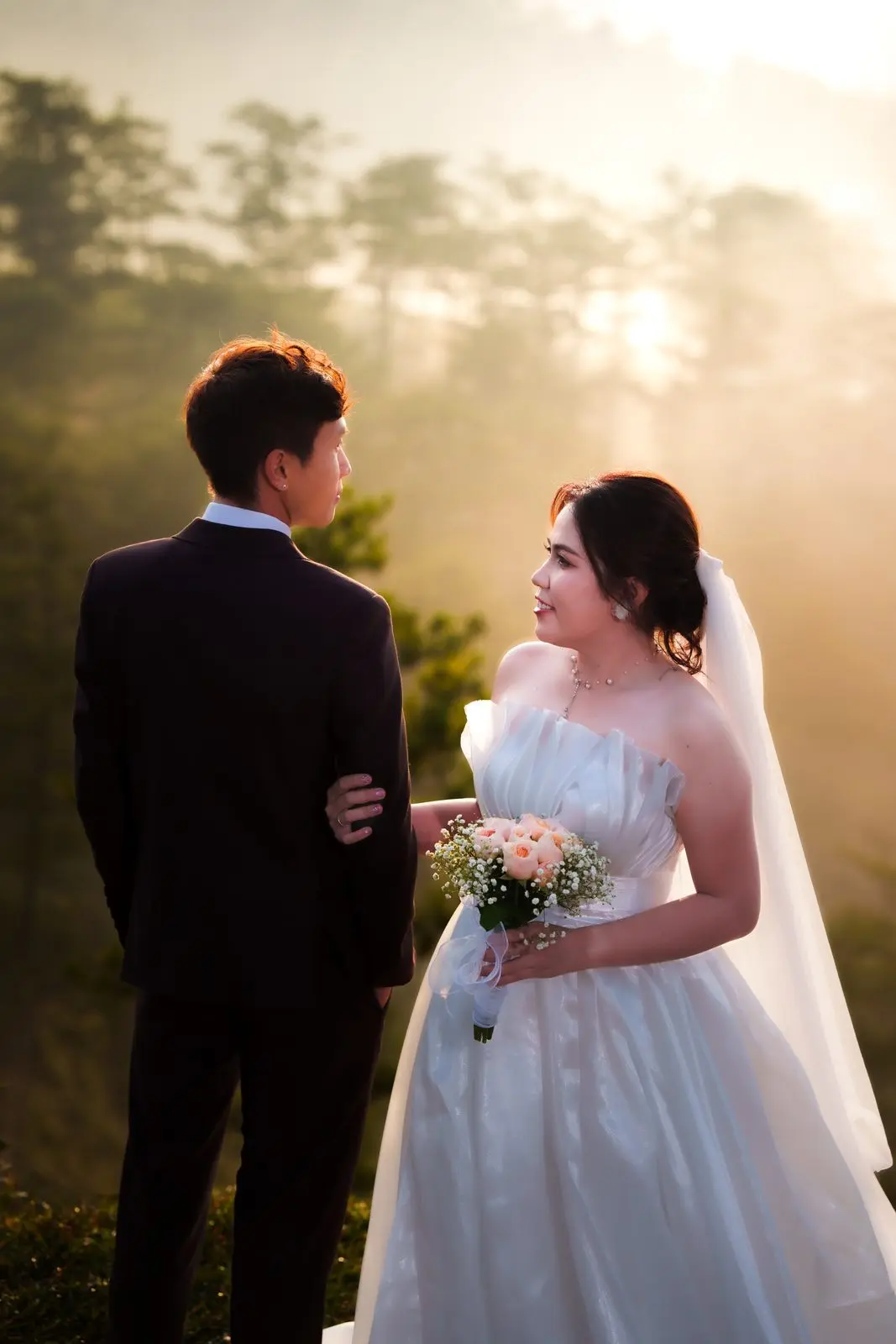 Loo tựa vào Boo, mỉm cười trong nắng sớm xuyên qua sương