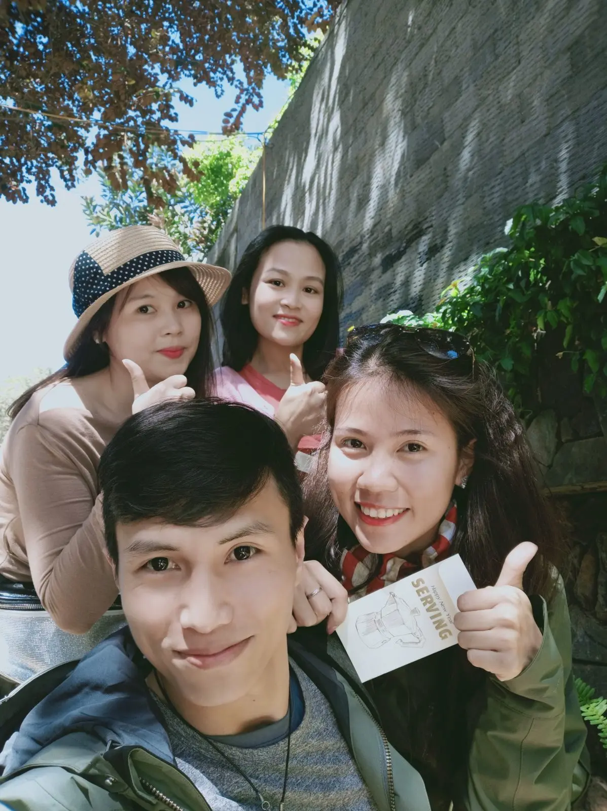 Loo và Boo chụp ảnh tự sướng cùng bạn bè, Loo giơ ngón cái