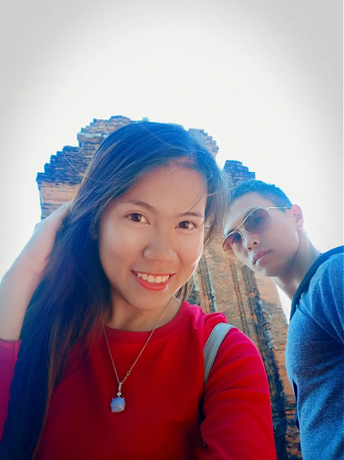 Loo và Boo chụp ảnh tự sướng trước tháp Chăm