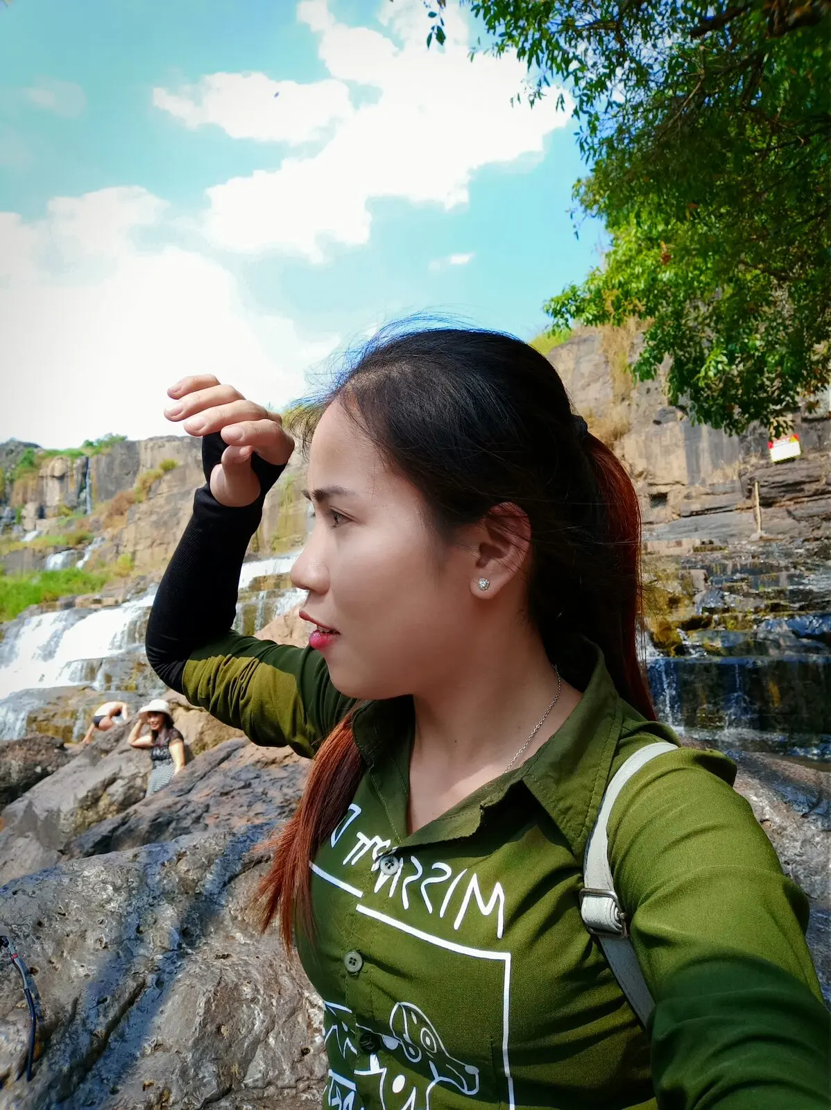 Loo nhìn ra xa bên thác nước
