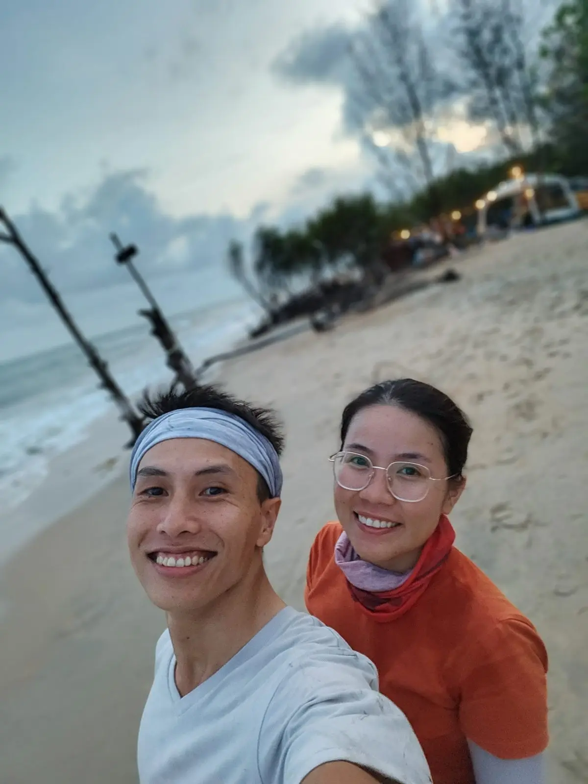 Loo và Boo chụp ảnh tự sướng trên bãi biển buổi chiều