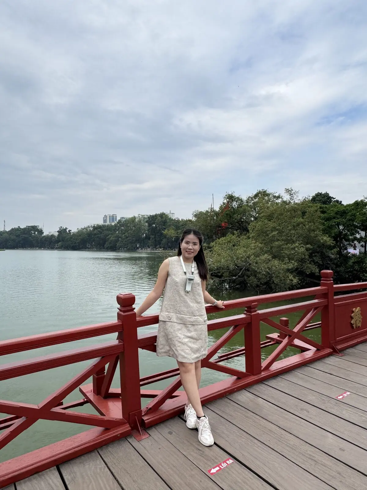 Loo đứng trên cầu Thê Húc bên hồ Gươm