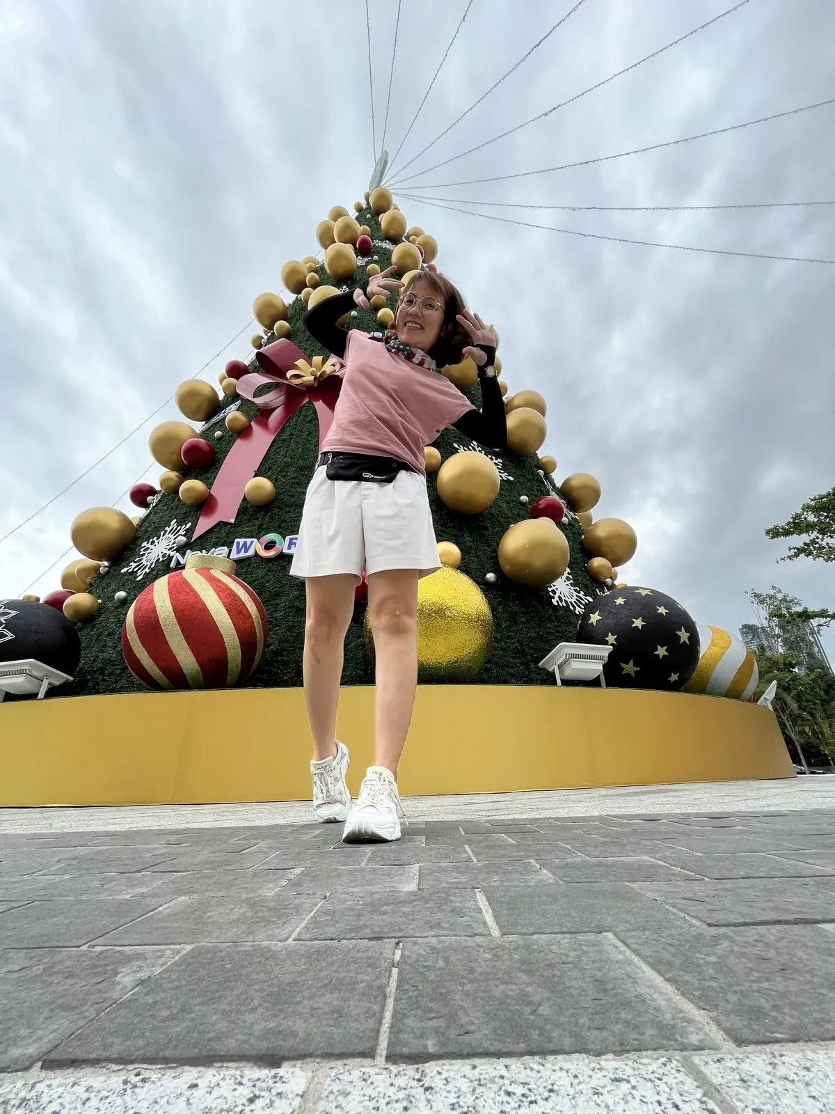 Loo tạo dáng trước cây thông Noel lớn