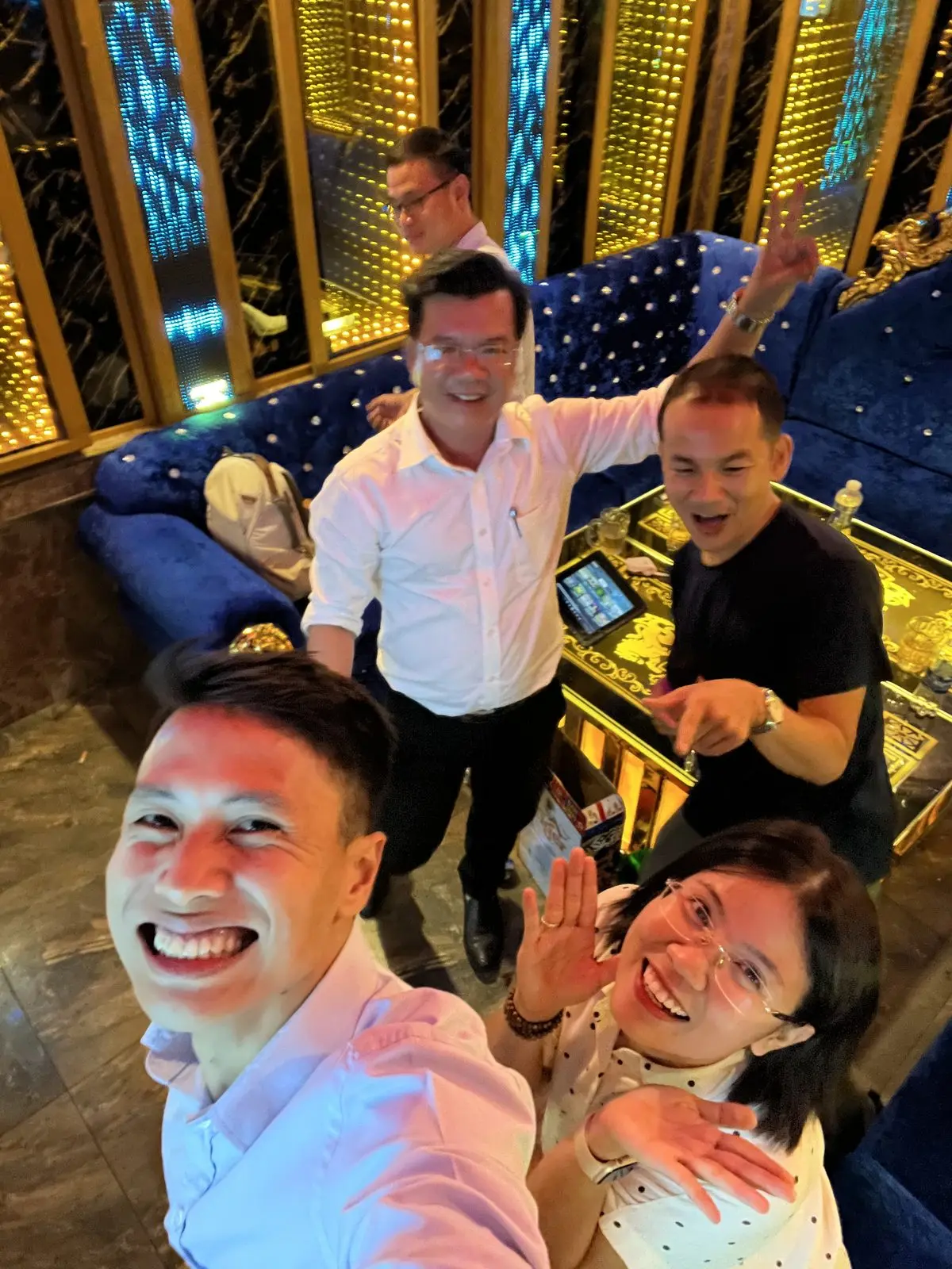 Loo cùng đồng nghiệp vui vẻ trong phòng hát