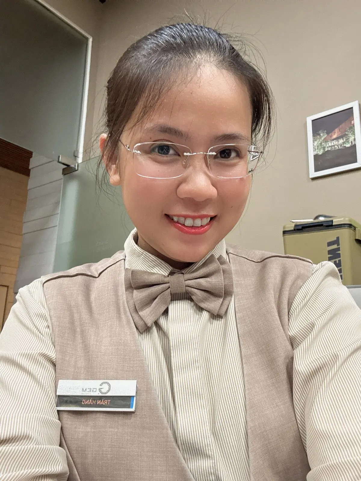Loo mặc đồng phục thắt nơ, chụp ảnh tự sướng