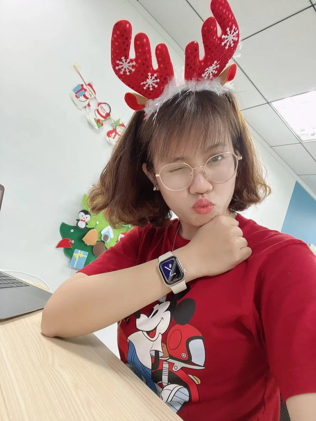 Loo đội cài sừng tuần lộc đỏ, nháy mắt ở văn phòng