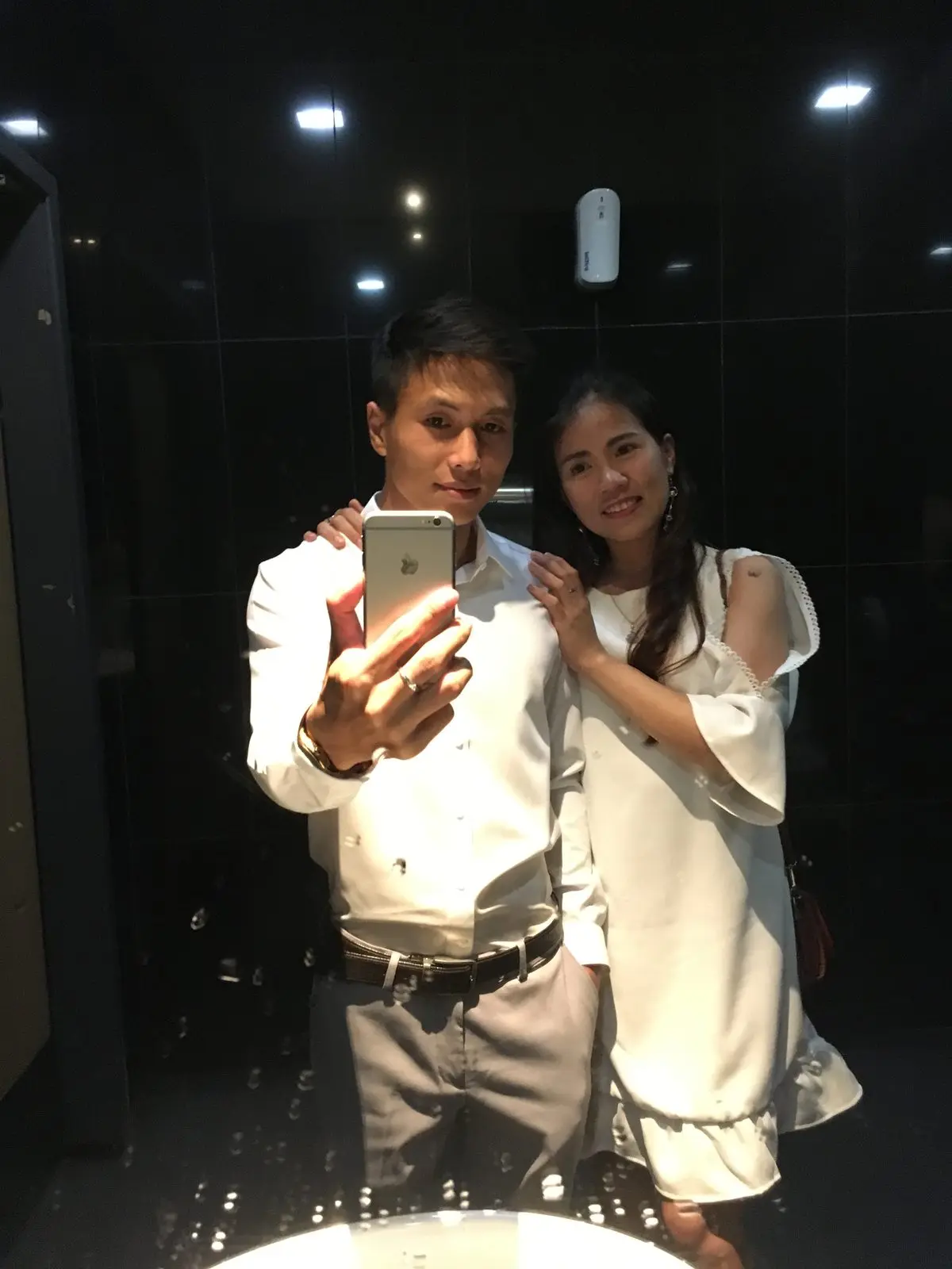 Loo và Boo chụp ảnh qua gương, Loo mặc váy trắng