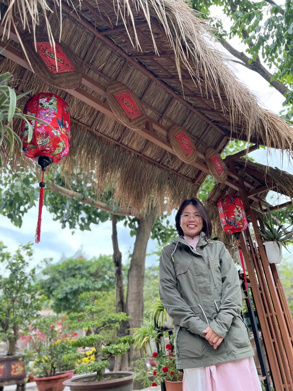 Loo đứng dưới mái lá treo đèn lồng ở chùa Linh Ứng
