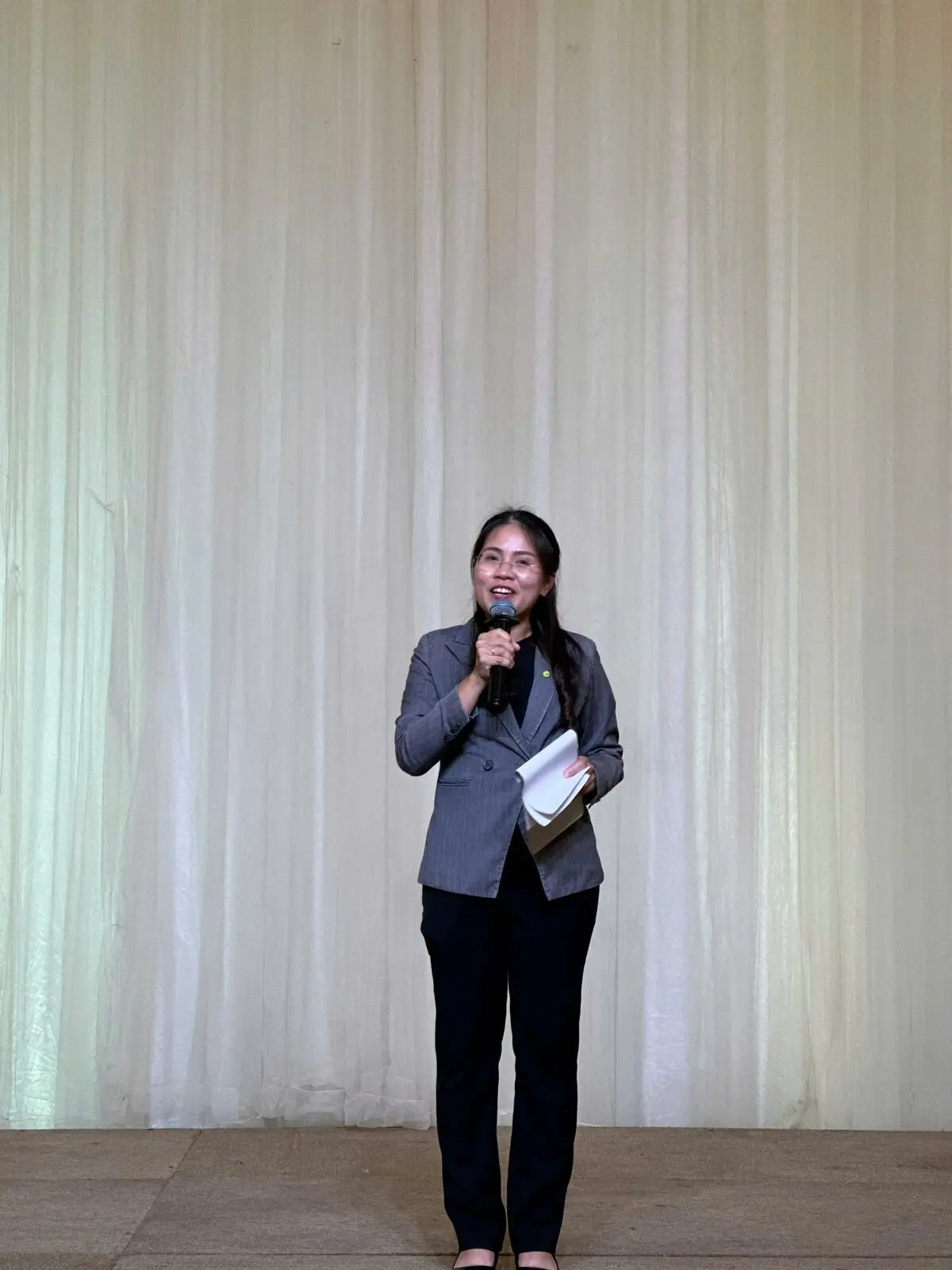 Loo cầm mic và kịch bản trên sân khấu lễ tốt nghiệp