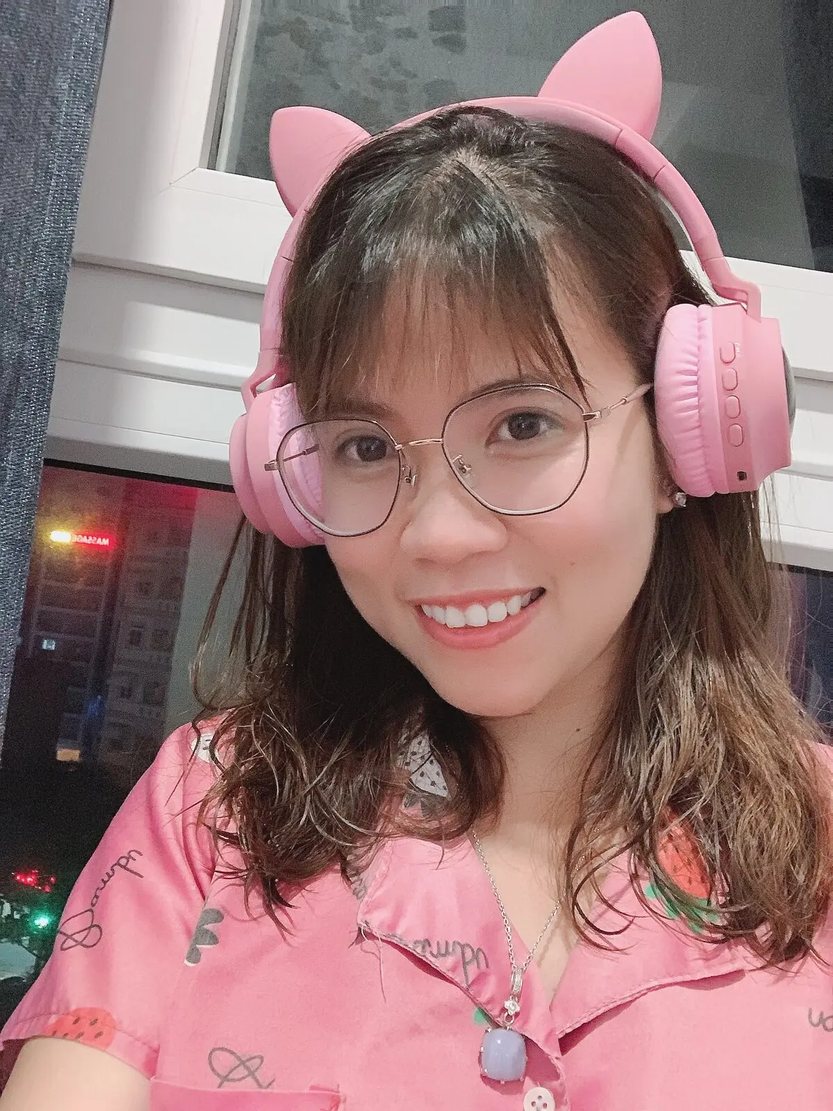 Loo đeo tai nghe tai mèo màu hồng, cười