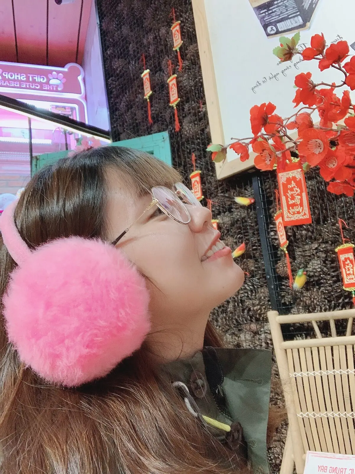 Loo đeo bịt tai lông hồng, ngước nhìn đồ trang trí Tết