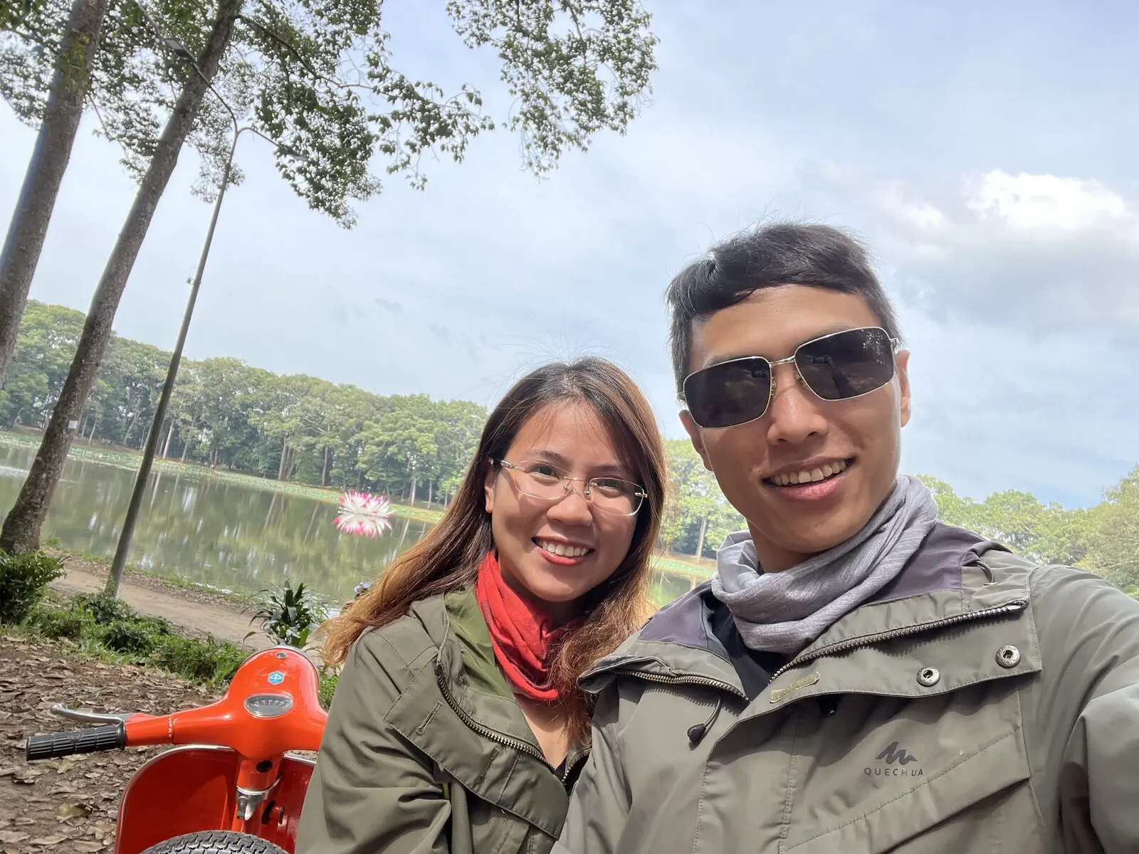 Loo và Boo chụp ảnh tự sướng bên chiếc Vespa ở Ao Bà Om