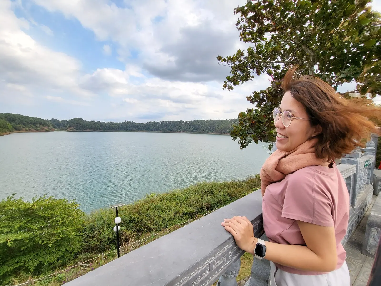 Loo cười, tóc bay trong gió bên Biển Hồ