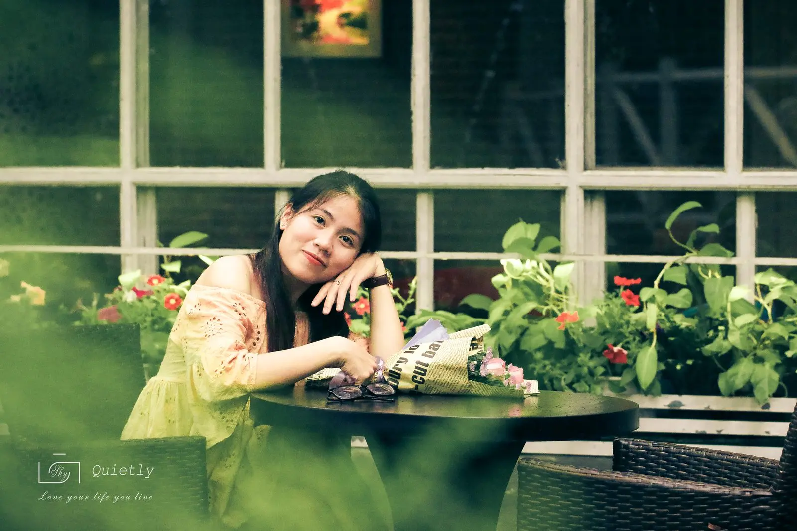 Lần đầu tiên, anh tặng hoa cho Loo...