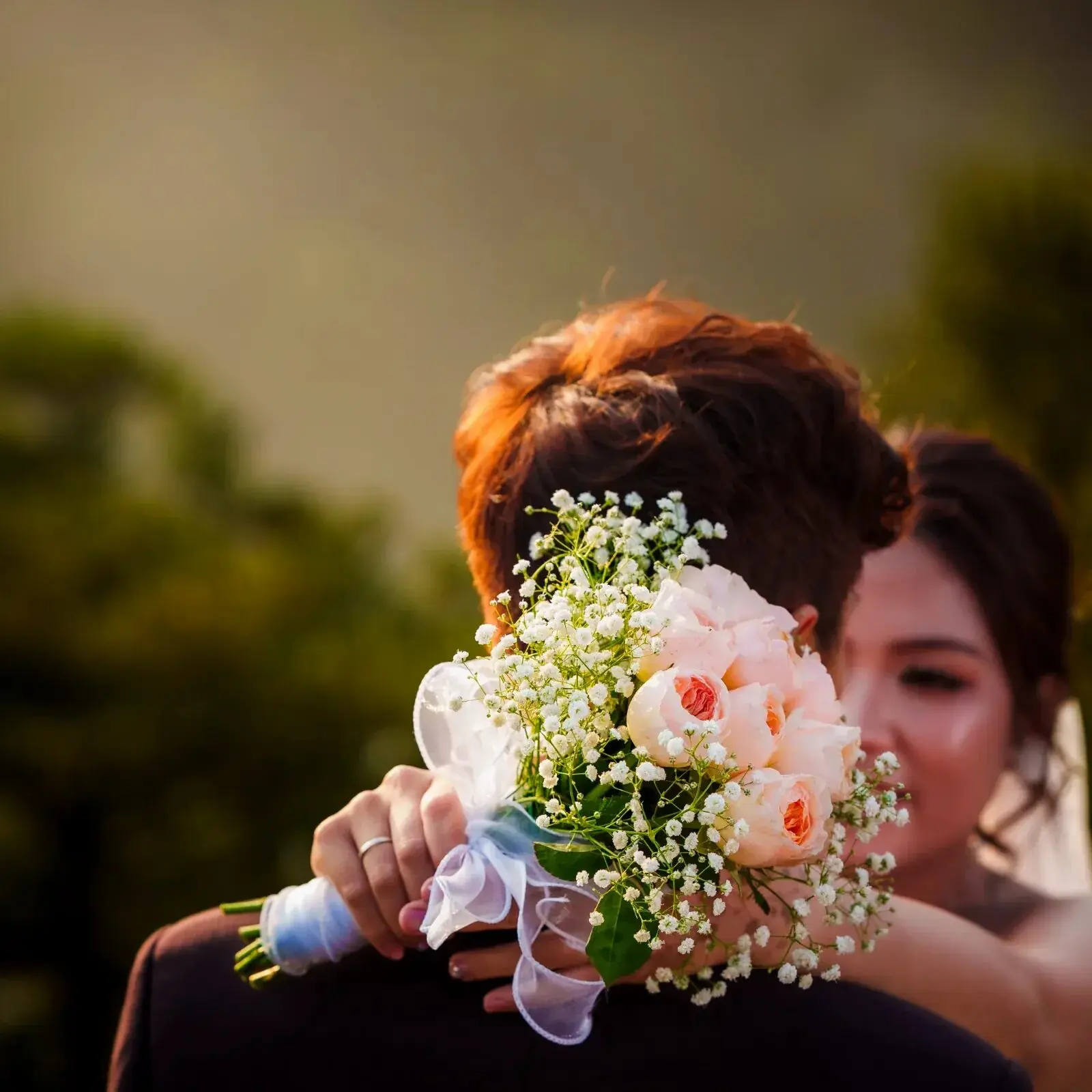 Loo ôm Boo, bó hoa cưới che nửa khuôn mặt