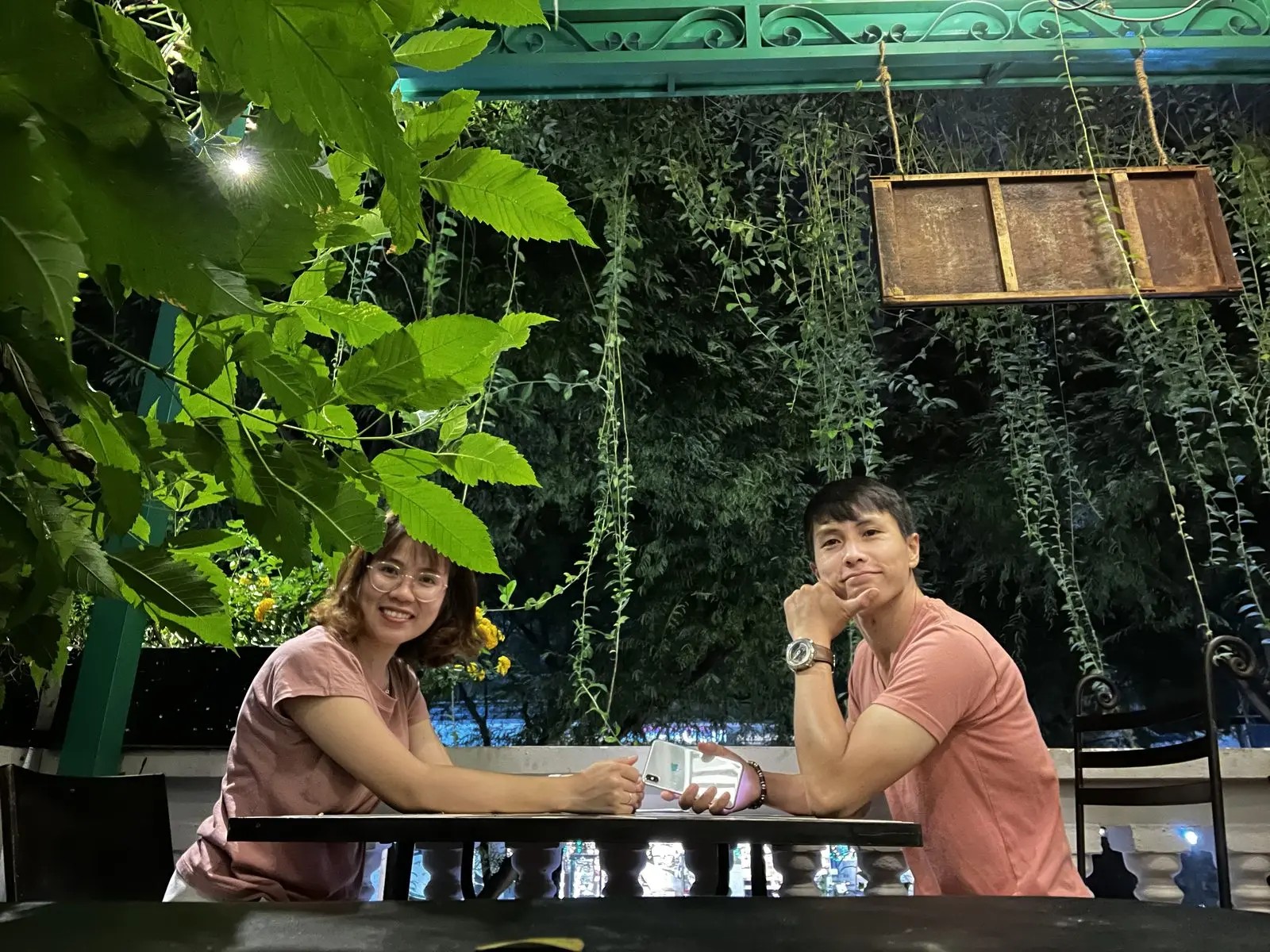 Loo và Boo ngồi ăn tối trong một khu vườn