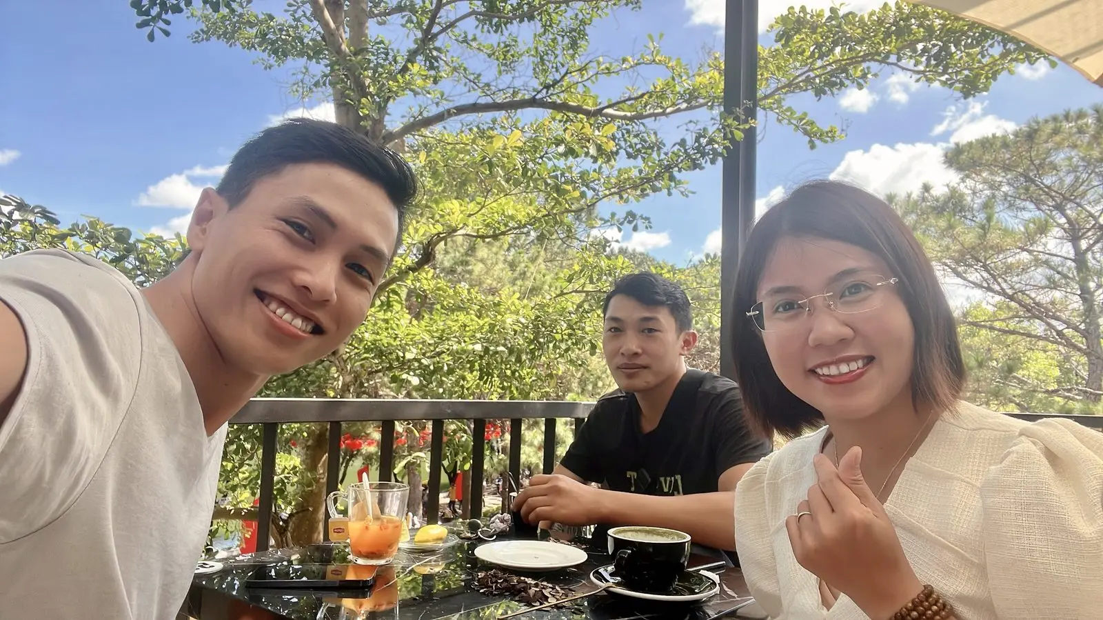 Loo và Boo cùng một người bạn ngồi cà phê ngoài trời