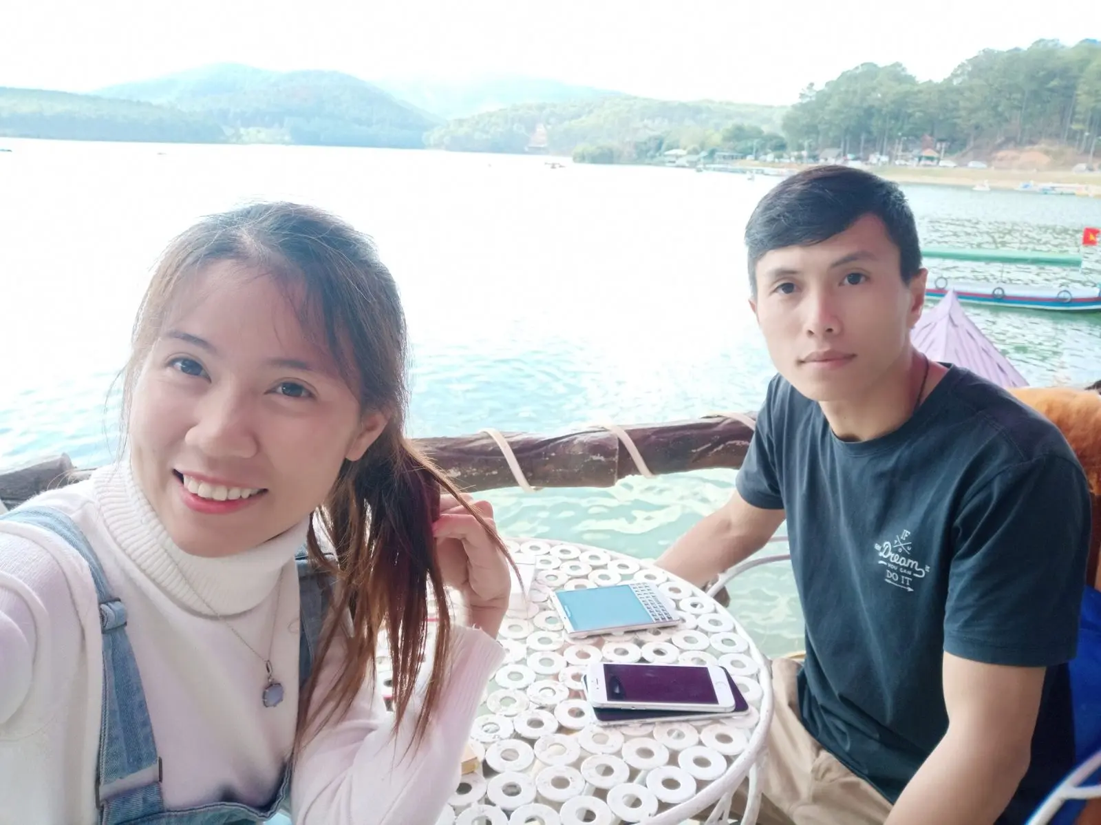 Loo và Boo chụp ảnh tự sướng ở quán cà phê ven biển