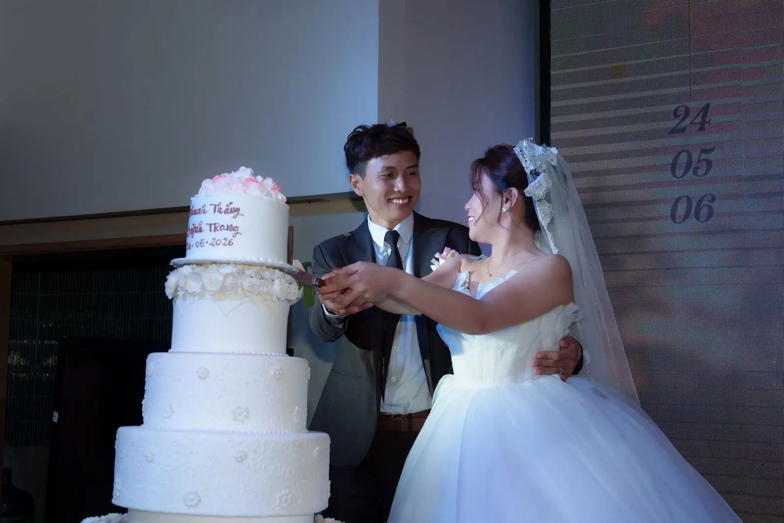 Loo và Boo cùng cắt bánh cưới