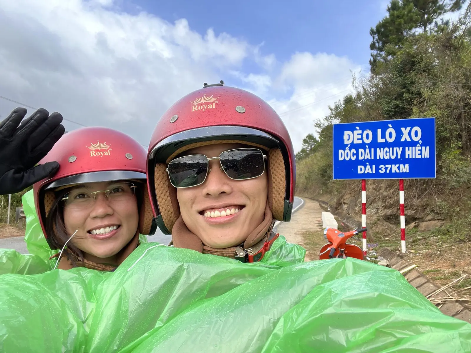 Loo và Boo mặc áo mưa, đội mũ bảo hiểm ở đèo Lò Xo