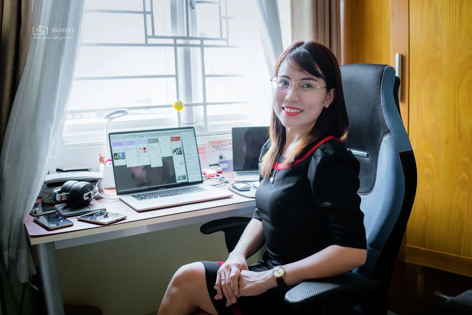 Loo ở bàn làm việc