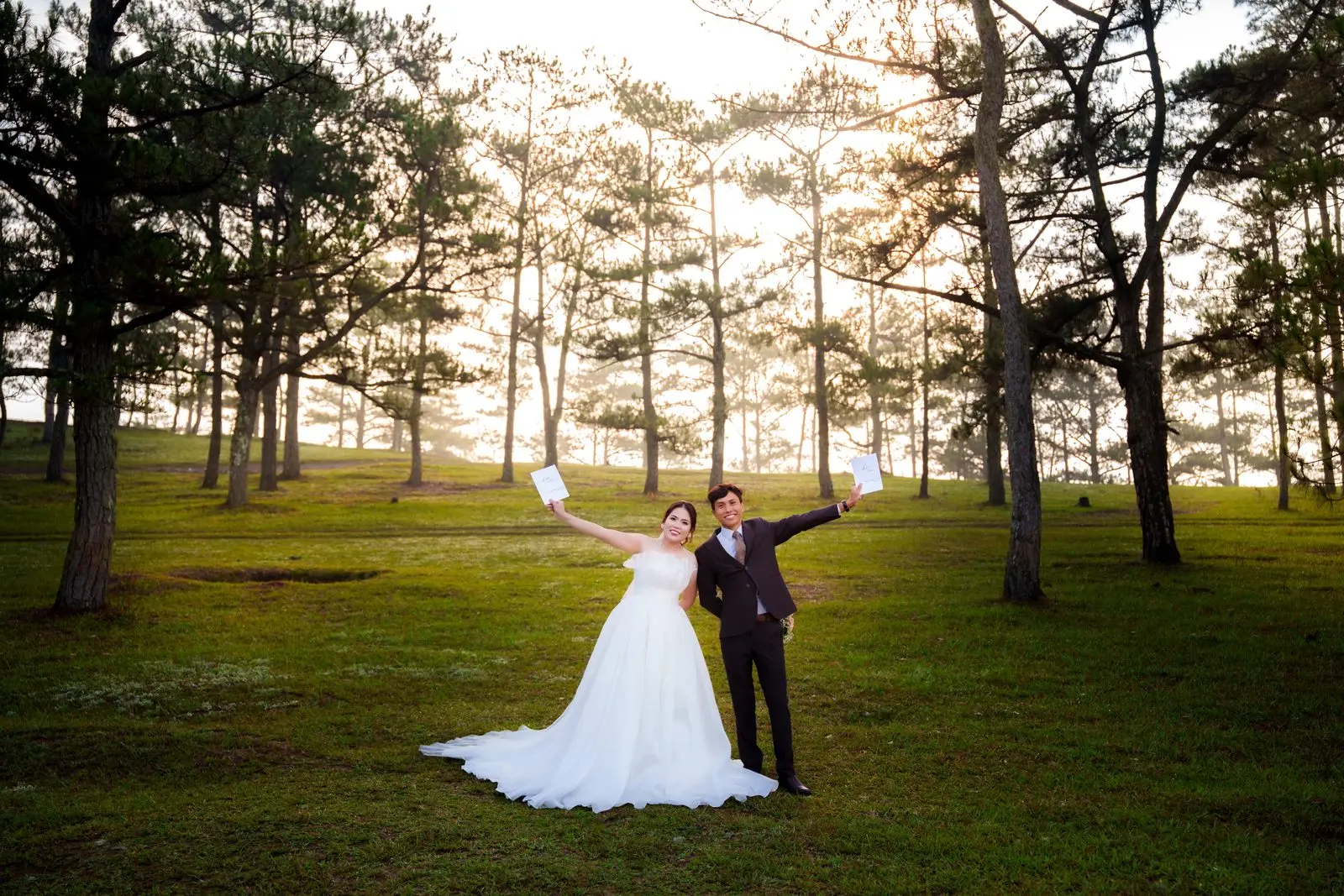 Loo và Boo giơ cao tờ lời thề giữa đồi thông