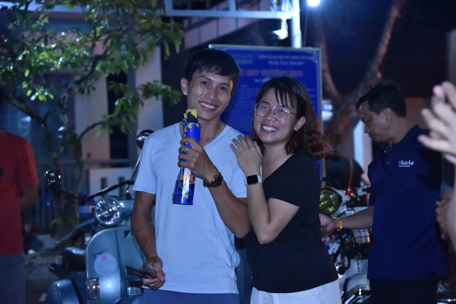 Loo và Boo cười trong một buổi họp mặt hội Vespa buổi tối