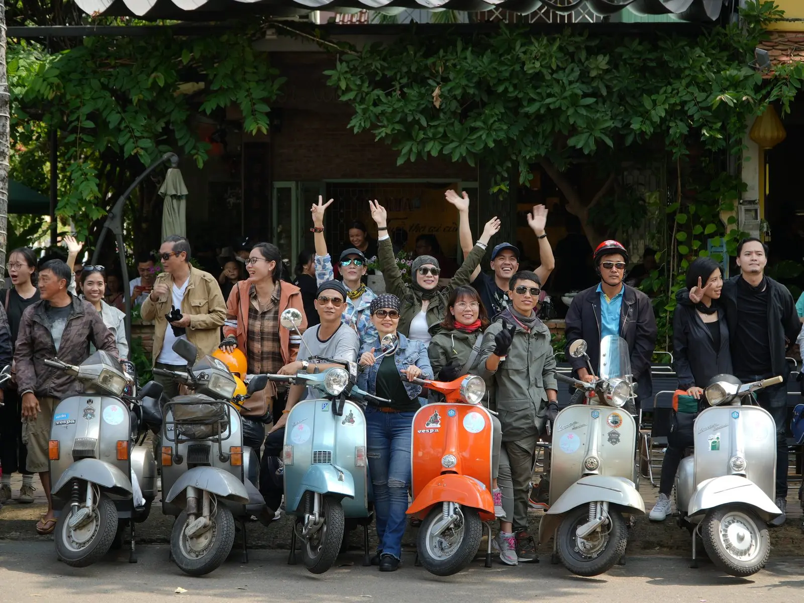 Loo, Boo và hội Vespa giơ tay bên hàng xe Vespa