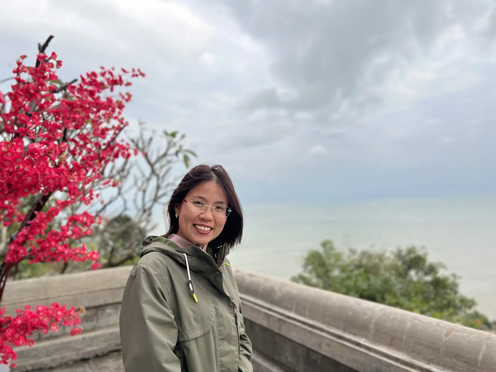 Loo bên cành hoa đỏ, nhìn ra biển ở chùa Linh Ứng