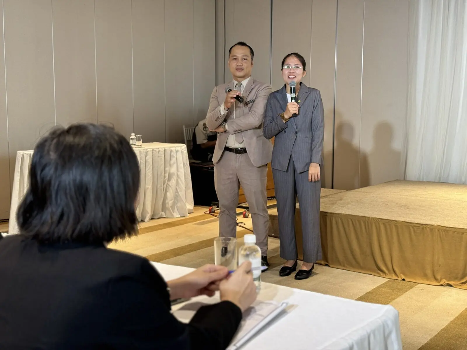 Loo và một đồng nghiệp cùng cầm mic dẫn chương trình