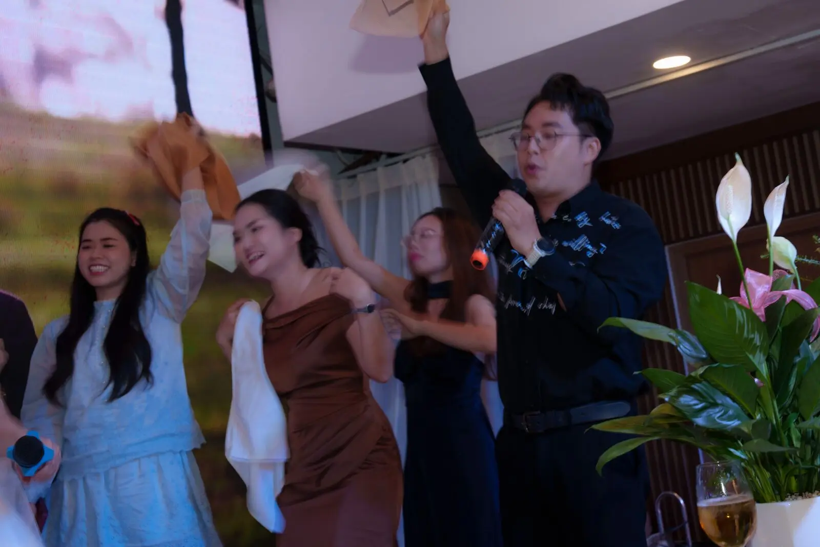 Bạn bè quẩy hết mình trong tiệc cưới