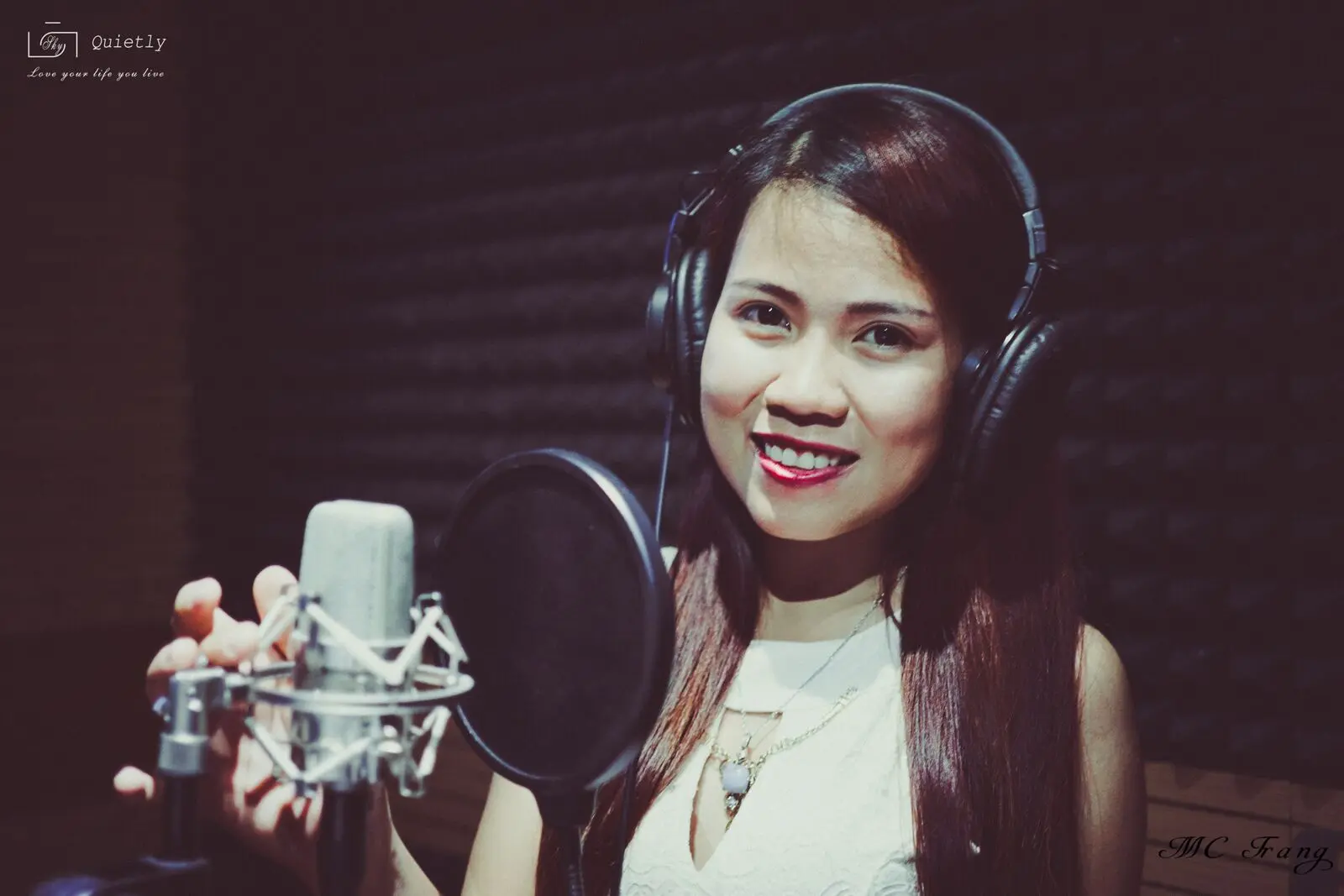 Loo bên micro phòng thu