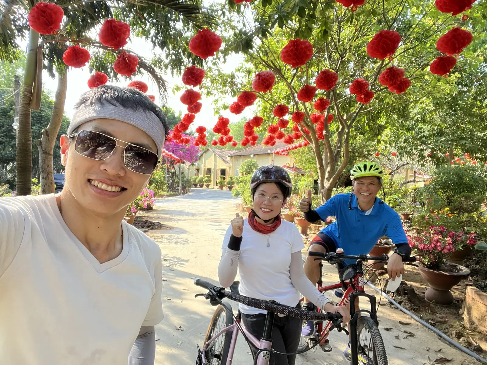 Loo và Boo đạp xe dưới con đường treo đèn lồng đỏ ngày Tết