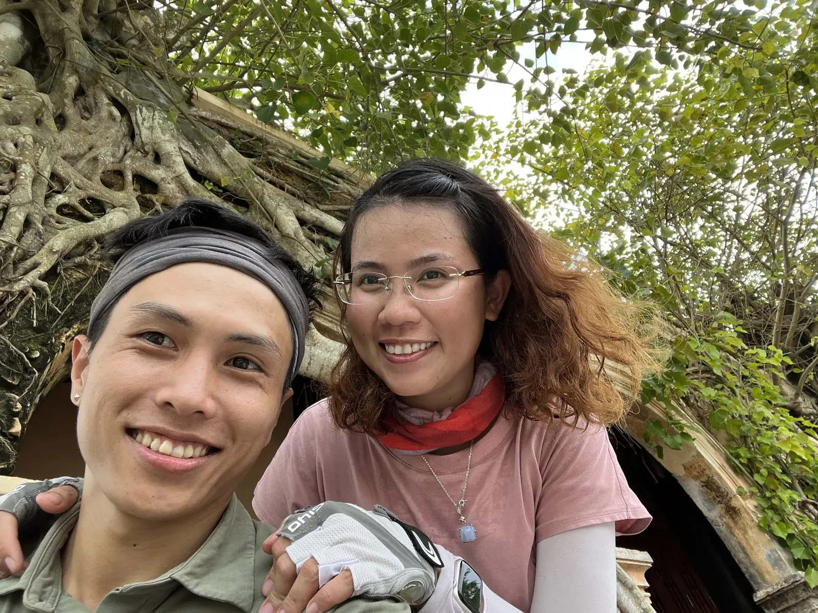 Loo và Boo chụp ảnh tự sướng dưới gốc cây cổ thụ