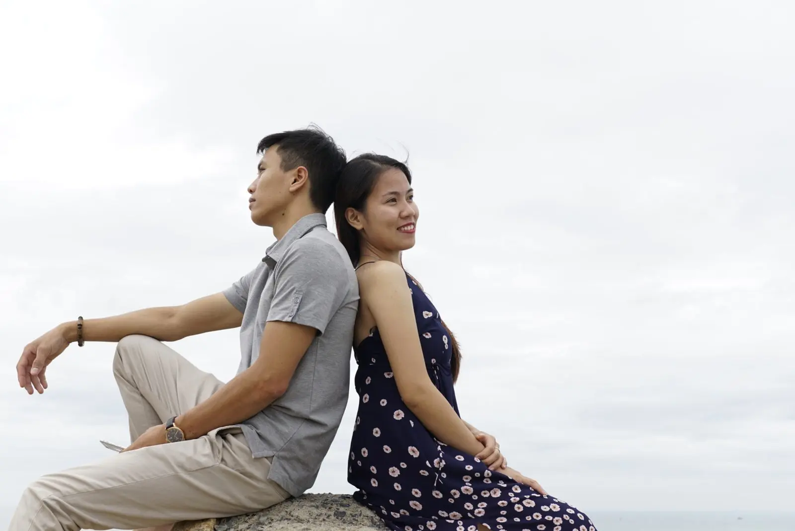 Loo và Boo ngồi tựa lưng nhau trên mỏm đá nhìn ra biển