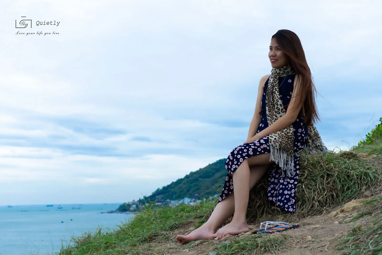 Loo ngồi trên đồi nhìn ra biển Vũng Tàu