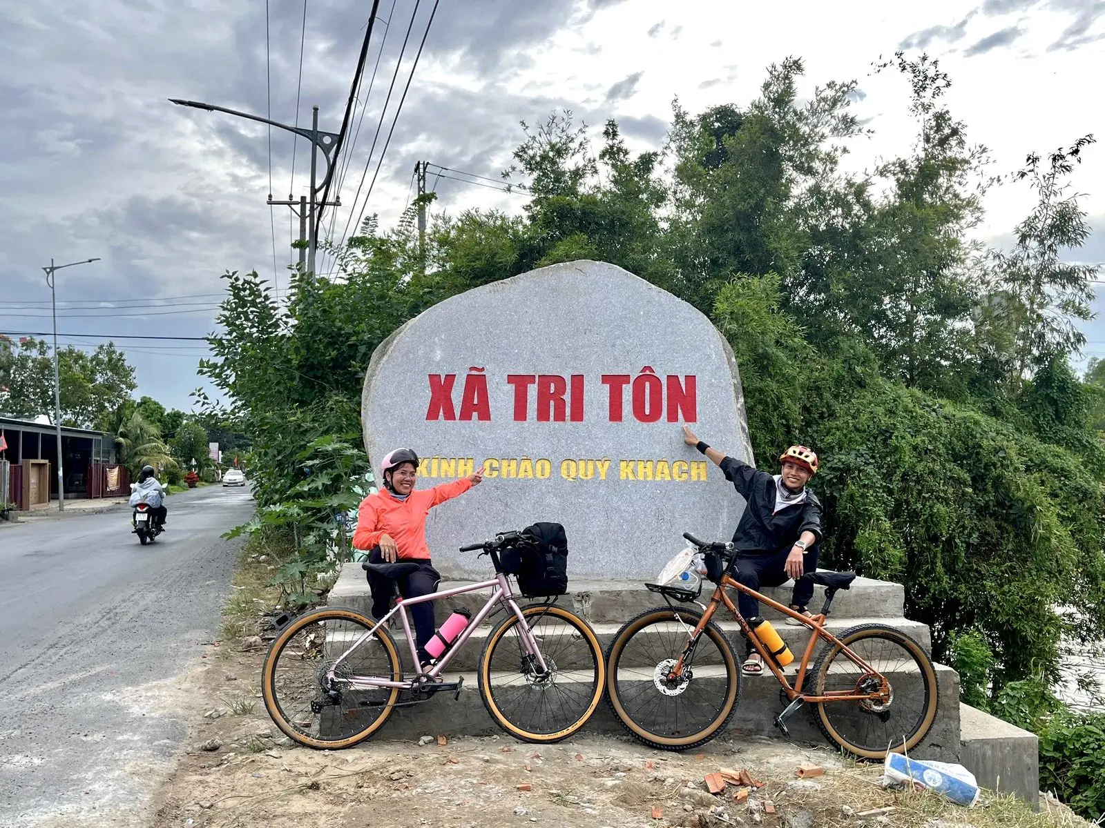 Loo và Boo bên hai chiếc xe đạp cạnh tảng đá Xã Tri Tôn