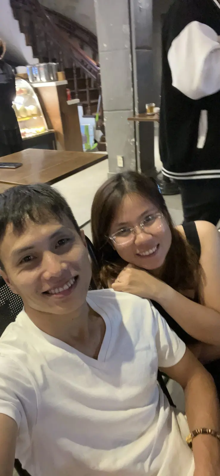 Loo và Boo chụp ảnh tự sướng trong quán