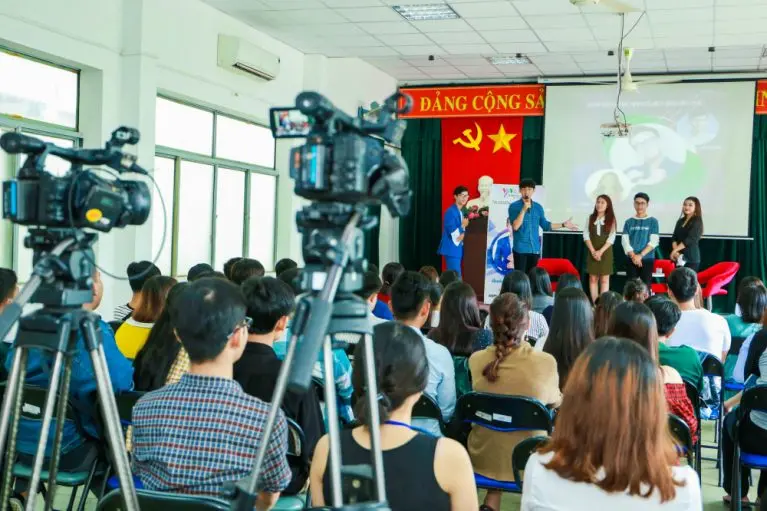 Sân khấu một buổi talkshow, máy quay hướng lên sân khấu