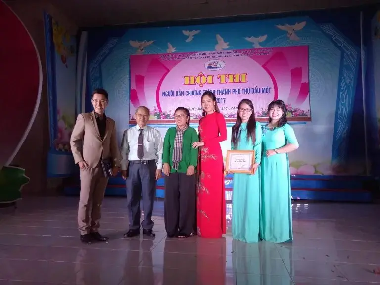 Loo cùng ban giám khảo và các thí sinh trên sân khấu hội thi người dẫn chương trình thành phố Thủ Dầu Một
