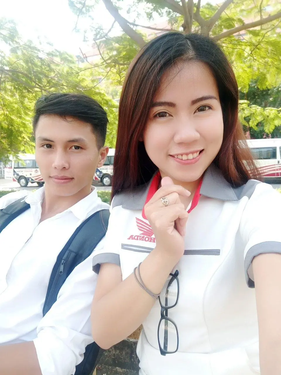 Loo và Boo chụp ảnh tự sướng dưới tán cây